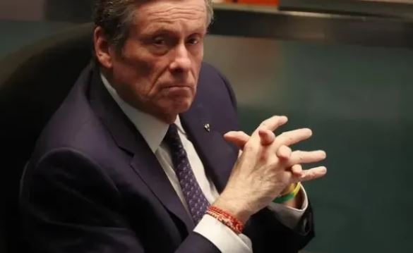 Кметът на Торонто обяви вчера че подава оставка заради интимна